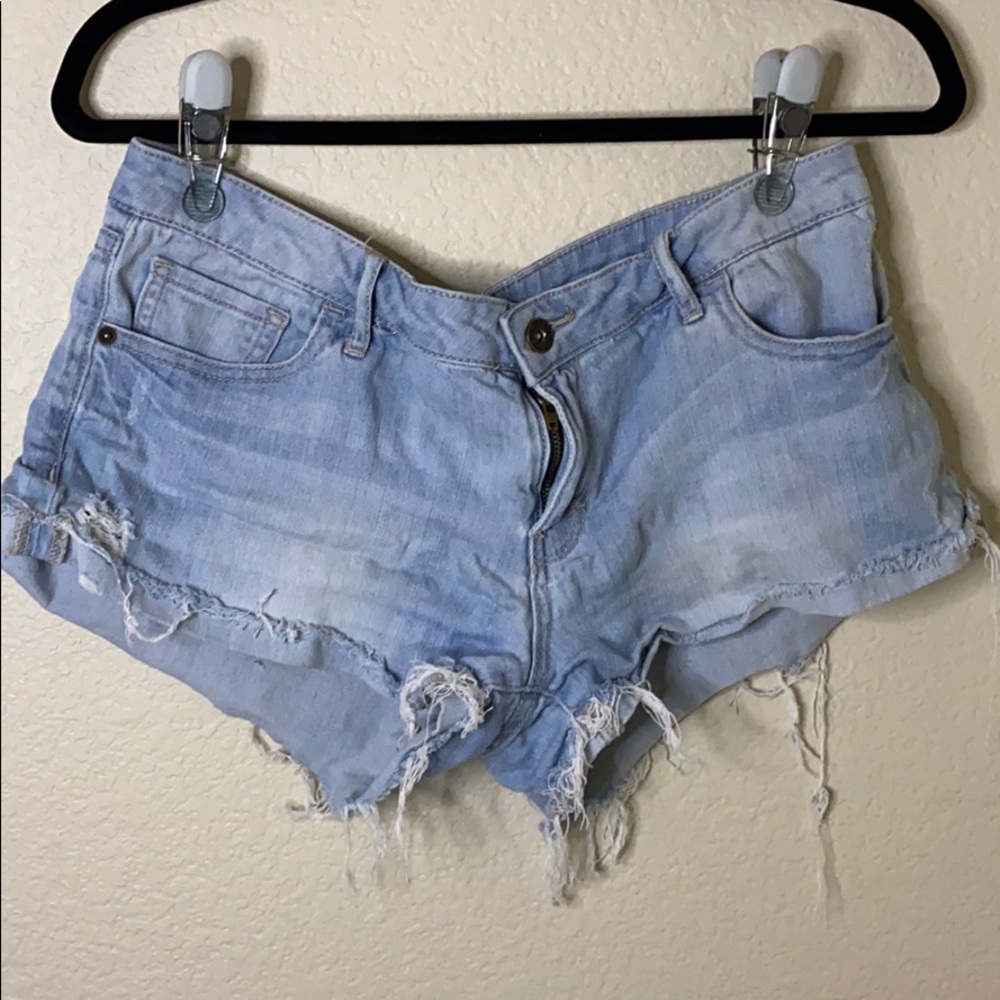 Size 30 Guess booty shorts 🍑